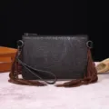 Cartera vintage de cuero con relieve de estilo bohemio occidental y flecos largos - Negro