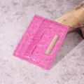 Portacarte sottile da donna in rosa acceso con motivo coccodrillo e inserto dorato - Portacarte (PG832) / Rosso rosa