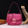 Bolso baguette fucsia vintage con textura de cocodrilo, hebilla dorata y correa - Color Pitaya (PG870)