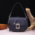 Bolso de hombro vintage azul marino con estampado de cocodrilo y hebilla dorada elegante. - Azul Real (PG870)