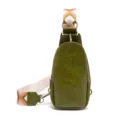Detalle de bolso de pecho verde vintage con correa ancha tejida con patrones - Verde