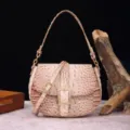 Bolso baguette vintage rosa beige con relieve de cocodrilo y hebilla dorada - Color Vieira (PG870)