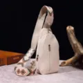 Detalle de un bolso bandolera vintage beige con correa tejida de estilo bohemio - Blanco Roto