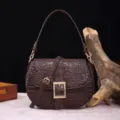 Bolso de hombro vintage marrón oscuro con relieve de cocodrilo y hebilla dorada - Marrón Nogal (PG870)