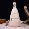 Detalle de un bolso de pecho retro rosa para mujer con correa estampada de estilo bohemio - Estilo PG809 (PG809) / Blanco Roto