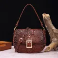 Bolso baguette vintage marrón con relieve de cocodrilo y una hebilla dorada chic - Marrón Cera de Aceite (PG870)