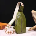 Detalle de bolso bandolera de cuero sintético verde con correa ancha de patrón bohemio - Verde