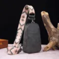 Bolso de pecho vintage gris oscuro con correa ancha con motivos coloridos. - Gris oscuro