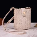 Bolso bandolera para móvil beige con patrón de cocodrilo y detalle dorado - Caqui