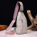 Vista detallada de bolso bandolera retro con correa bordada de estilo bohemio - Gris