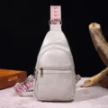 Primer plano de un bolso bandolera de cuero PU gris claro con correa tejida bohemia. - Estilo PG809 (PG809) / Gris