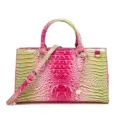 Detalle de bolso rosa y verde con grabado de cocodrilo, asa superior y correa larga - Estilo de Textura en Relieve (MG2228) / Degradado Rosa Verde