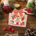Tarjeta de felicitación navideña rosa con texto Merry Christmas e ilustración de regalo. - Regalo con Lazo de Navidad