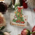 Tarjeta de felicitación navideña festiva con ilustraciones de árbol, muñeco de nieve y tren - Colección de Navidad - Diversión con Cedros