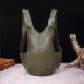 Mochila retro verde oliva con forma de escarabajo en cuero suave y correas tipo chaleco. - Verde