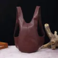 Vista detallada de la mochila escarabajo de cuero suave vintage marrón con costuras. - Marrón
