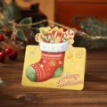 Festliche Weihnachts-Grußkarte mit bunten Socken und Geschenk-Illustration auf gelbem Grund. - Weihnachtssocken Geschenke