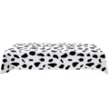 Vue détaillée d'une nappe rectangulaire à motif vache pour décoration de fête d'enfants - Nappe Vache / 108x54 Pouces / Motif Vache Noir et Blanc