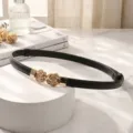 Cintura sottile in pelle nera retrò con fibbia a rosa dorata regolabile - Nero