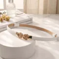 Elegante cintura sottile regolabile bianca con fibbia a rosa dorata vintage per vestiti - Bianco