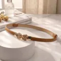 Cintura sottile in pelle marrone da donna con fibbia a rosa dorata stile vintage - Cammello