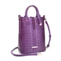 Vista detallada de un bolso tote de cuero violeta con relieve de cocodrilo y herrajes - Morado (PG-396)