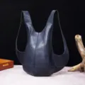 Primer plano de la mochila de cuero azul marino con forma de escarabajo en estudio - Azul zafiro
