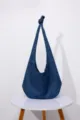 Detalle de un bolso de hombro de mezclilla azul con un diseño de correa anudada. - Jacquard Azul Denim (MG2233) / Azul Medio (Denim)