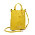 Vista detallada de la textura de cocodrilo amarilla en un bolso de mano retro - Amarillo (PG-396)
