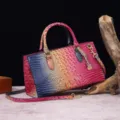 Primer plano de bolso con relieve de cocodrilo de colores y elegantes herrajes dorados - Estilo de Textura en Relieve (MG2228) / Degradado Rosa Azul