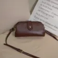 Bolso mini de médico marrón retro con correa ajustable en un ambiente acogedor - Café