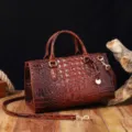 Vista detallada de la textura de cocodrilo marrón en un bolso vintage para mujer. - Estilo de Textura en Relieve (MG2228) / Marrón Cera de Aceite