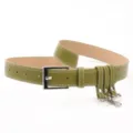 Olijfgroene leren damesriem met witte contraststiksels en metalen decoratieve clips - Groen