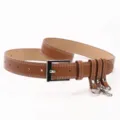 Bruine damesmode riem met multi-ring gespen en witte contraststiksels - camel
