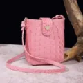 Primer plano de la textura de cocodrilo rosa y cierre dorado en bolso de móvil vintage - Rosa