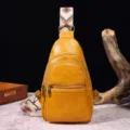 Primer plano de bolso bandolera de cuero sintético amarillo con correa bohemia. - Estilo PG809 (PG809) / Amarillo