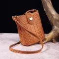 Detalle del bolso bandolera de piel marrón vintage con relieve de cocodrilo y correa - Marrón Amarillento