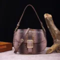 Bolso baguette vintage con patrón de cocodrilo y acabado degradado lila y marrón - Concha + Marrón (PG870)