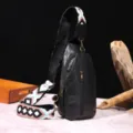 Vista detallada de un bolso bandolera de cuero PU negro con correa bohemia de color - Negro