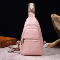 Vista detallada de un bolso de pecho rosa vintage con correa bohemia. - Estilo PG809 (PG809) / Rosa