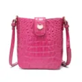 Detalle que muestra el patrón de cocodrilo fucsia en este bolso bandolera para celular. - Fruta del Dragón