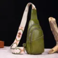 Vista detallada de un bolso bandolera de cuero verde con diseño de correa bohemia - Bolso de Pecho Retro (PG812) / Verde