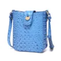 Vista frontal de bolso bandolera azul vintage motivo cocodrilo con cierre dorado - Azul cielo
