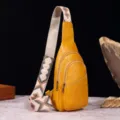 Primer plano detallado de un bolso cruzado amarillo con correa tejida geométrica - Bolso de Pecho Retro (PG812) / Amarillo