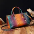 Primer plano de bolso retro con relieve de cocodrilo y degradado morado y naranja - Estilo de Textura en Relieve (MG2228) / Degradado Azul Pavo Real