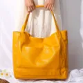 Detalle de un bolso tote grande de color amarillo en cuero encerado con bolsillo - Bolso Tote (PG-86) / Amarillo