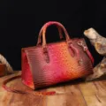 Primer plano detallado del bolso vintage con relieve de piel de cocodrilo roja. - Estilo de Textura en Relieve (MG2228) / Degradado Rojo-Naranja