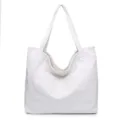 Vista frontal detallada de un bolso tote grande de cuero suave blanco con bolsillo frontal - Bolso Tote (PG-86) / Blanco
