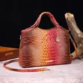 Vista detallada del elegante bolso vintage con relieve de cocodrilo y degradado - Colorido Rosa Y Marrón