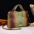 Detalle de bolso vintage con relieve de cocodrilo y textura degradada verde única - Colorido Verde Y Marrón